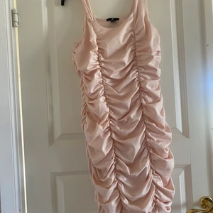 Fest klänning - En ljus rosa klänning, med rynk detaljer 