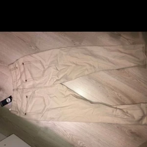 Jeans från boohoo - 150 kr, köparen står för frakt. Eventuellt mötes i umeå