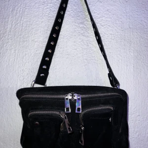 Nunoo väska - Säljer min nunoo väska då den inte kommer till användning. den är i nyskick. använd enstaka gånger så den är precis som ny. priset är inte hugget i sten 