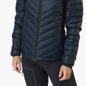 Peak performance jacka - Jätte fin jacka passar både killar och tjejer strl 150 men passar upp till 155, jätte bra skick förut en liten hål som jag har sytt på ena armen men inget man lägger märka till säljer den då jag använder knappt den försöker få den såld så snabbt som möjligt så kan tänka mig gå ner lite på priset (ord pris 1500kr)