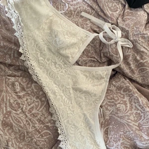 Topp  - Vit topp, köpt på nån butik på mall. Storlek 34/36 