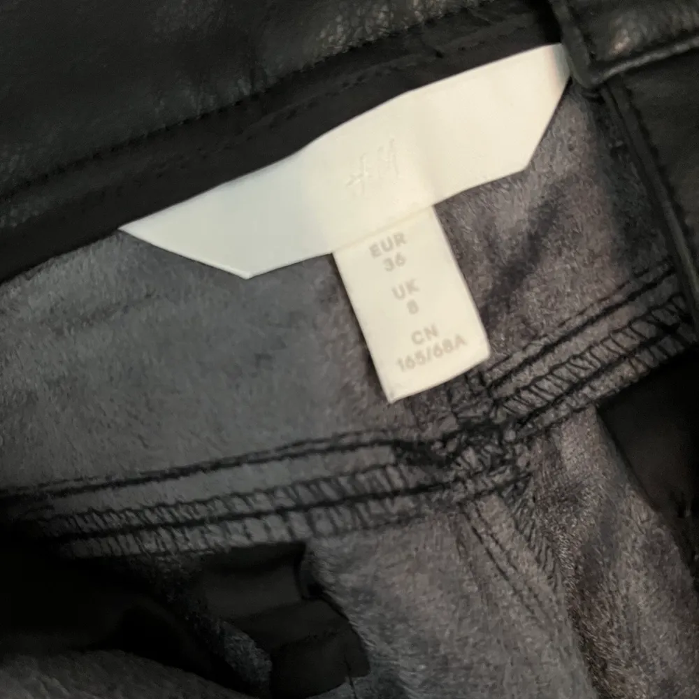 Byxa från H&M storlek 36. Skrynklig på bild. Inte använd.. Jeans & Byxor.