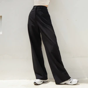 Breda byxor - Säljer dessa byxor då jag inte får användning av dem! Köpta från ”Motel Rocks”, modellen heter ”Abba”. Storlek M