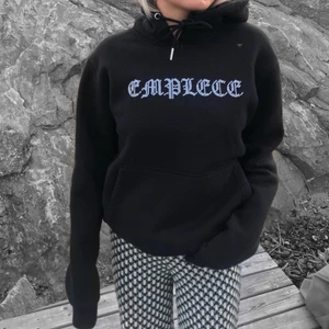Emplece  - Skit snygg hoodie från emplece🤍 Rhinestone hoodie finns inte och köpa från hemsidan längre. (Det är inte min bild på bilden men kan skivka fler om de önskas.) alla stenar på den är kvar och den är som nyskick dock är snörena borta men man kan använda andra snören☺️ Säljer den för 350kr inklusive frakt.