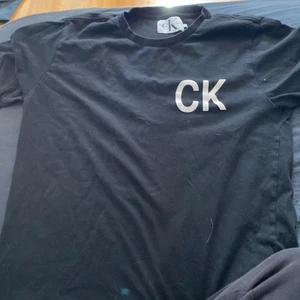 Calvin Klein t shirt - Säljer denna snygga Calvin klein t shirt, köpte den för 250 och säljer den nu för 150. Självklart tvättas den innnan, kan mötas i sthlm.