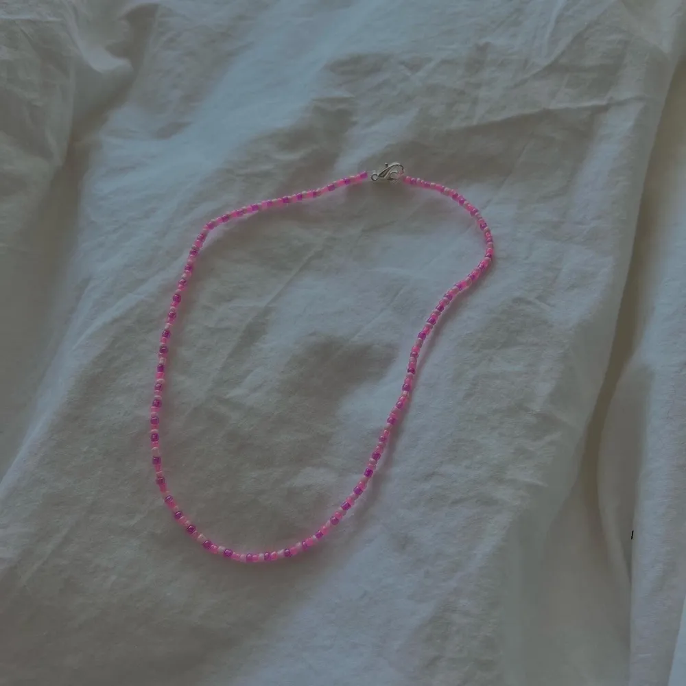 Fint rosa halsband! Perfekt till sommaren!⚡️ Fri frakt inom Sverige!🤍. Accessoarer.