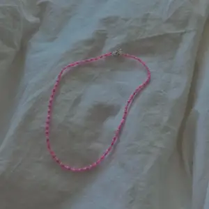 Fint rosa halsband! Perfekt till sommaren!⚡️ Fri frakt inom Sverige!🤍