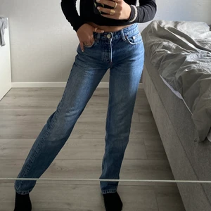 ZARA MID RISE STRAIGHT JEANS - Intressekoll på dessa snygga helt slutsålda MID Rise straight jeans från ZARA. Strl 34, mörkblåa med en snygg passform. Använt några fåtal gånger. Jätte fint skick❤️ skriv privat om du är intresserad ❤️
