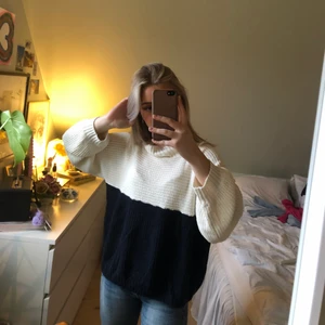 Stickad tröja✨ - Jätteskön och snygg tröja från monki i storlek L men sitter snyggt på mig som i vanliga fall har S☺️ vit och marinblå i begagnat skick. 