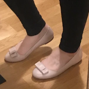 Edblad ljusrosa rosett ballerina stl. 38 - Ett par ljusrosa ballerina från Edblad med söt rosett🎀. I stort sett helt oanvända vilket är tråkigt, därför bör någon annan få användning av dessa så de faktiskt får leva ut ett liv och ta sig till fler platser i världen än just min mörka garderob✈️🌎