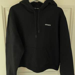 Svart Arigato hoodie, den är knappt använd, frakt tillkommer:)