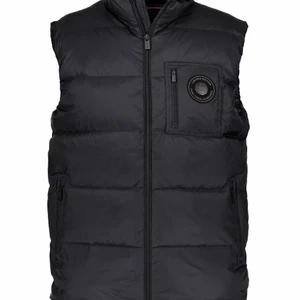 Snoot Vest Size M - Jag säljer en svart Snoot väst som jag köpte för ungefär två månader sen. Jag har endast använt den någon gång så den är i väldigt bra skick. Den är inte lightweight. Köpt för 3000kr. 