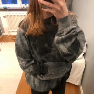 Svart/grå sweater - Jättefin sweater från pull&bear! Storlek S och sitter oversized på mig som brukar ha s/xs😍 Inte använd så mycket och är i bra skick!⚡️Skriv om ni har frågor🥰