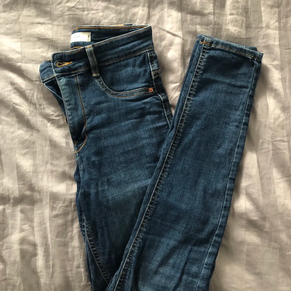 Ett par molly jeans från Gina Tricot. Passar mig som är 155cm.. Jeans & Byxor.