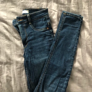 Molly Jeans  - Ett par molly jeans från Gina Tricot. Passar mig som är 155cm.