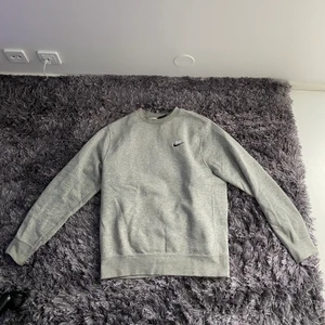 Nike Sweatshirt  - Storlek är M men upplevs vara stor.