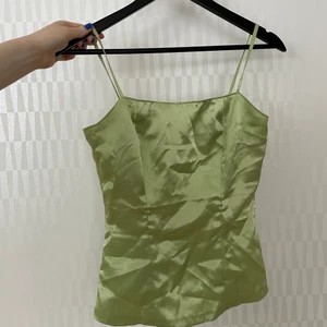 Linne - Fint linne (nästan korsett) i grönt sidentyg! Färgen är mer livfull i verkligheten men svårt att fånga på bild. Köpt secondhand men verkar vara egen-sydd och i bra skick 💚 (Frakt ingår ej)