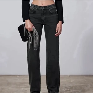 Zara jeans  - Säljer dessa populära slutsålda zara jeansen. Dem är midwaist. 