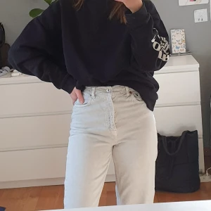 Zara Jeans  - Superfina Zara jeans, köpta här på plick men det är förstora på mig. 