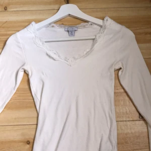 Spetstopp - vit spetstopp från newyorker!!! Är i storlek xs men är töjbar och stretchig så passar upp till M💕💕💕