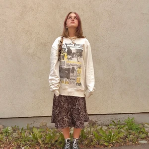 vintage sweatshirt - Superfin och skön sweatshirt i rätt så bra skick. har små fläckar/fläck vid handen men syns knappt, kan skicka bild privat. som en m/l. + frakt