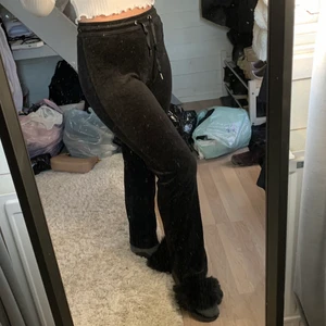 Svarta Gina mjukis  - Gina tricot mjukis byxor, säljer pga att jag inte använder längre. Dem är i jätte bra skick och ingen anmärkning💗