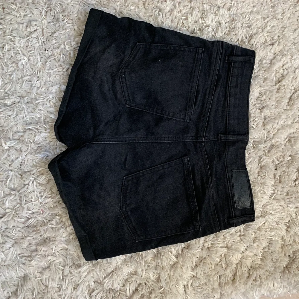 Snygga högmidjade svarta jeans shorts i stretchigt material💕 Knappt använda då jag inte använder shorts. Kommer ifrån Bik Bok och är i storlek S.. Shorts.