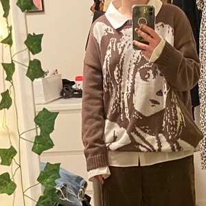 brun misa tröja - så söt misa tröja, väldigt bra skick. samma tryck på båda sidorna!! passar som en M. + frakt 