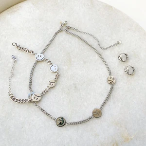Silver smycken  - Jättefina trendiga smycken pläterade i 925 sterling silver, går att köpa här på plick eller hos www.tinsel.se! Fler frågor? Hör av dig så svarar jag på det. 🥰  Pris för armband: 99kr Pris för halsband: 99kr Pris för örhängen: 79kr