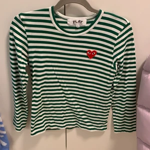 Play Comme des Garcons tröja - Tröja från Play Comme des Garcons storlek M. Sparsamt använd. Nypris ca 1200. Grön/vit-randig