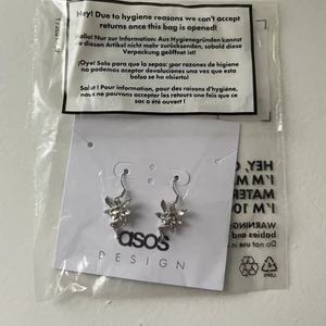 Örhängen  - Örhängen med små feer. Aldrig använda! 