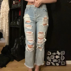 Jeans med hål - Säljer då de är försmå för mig, köptes från mango i Spanien för några år sedan. De e i bra skick. Står att de är i storlek xs men de är mer som en xxs