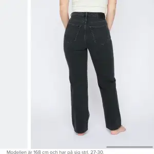 Säljer dessa jeansen från Bikbok i storlek W25 L32. Superfint skick och knappt använda. Säljes för 250 inklusive frakten. Nypris är 599!
