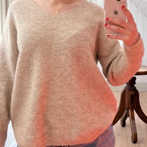 Stickad tröja - Stickad tröja från Vero Moda. Använd fåtal gånger. Bra skick. Hör av dig vid frågor. 