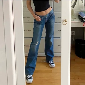 Lågmidjade jeans - Skit snygga lågmidjade Levis jeans!! Skriv priv för för mått osv❤️ direkt köp vid 400 kr