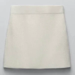 Kjol Zara - Vit stickad kjol från Zara i storlek M💗 Man kan använda den både som topp (som på mina bilder) eller kjol, passar mig som vanligtvis bär S upptill! HÖGSTA BUD JUST NU 190