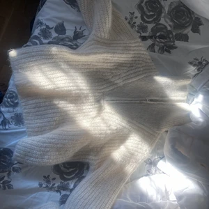 Stickad zip up sweater - Superfin från hm, lite oversize S. Lite små fläckar därav priset 