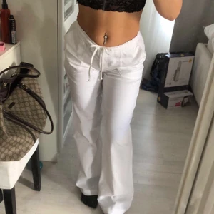 Trendiga linnebyxor  - Skitsnygga trendiga linnebyxor som är mellan/lågmidjade. Går att vika ner dom så blir de extra lågmidjade. Storlek 36. Har vanligtvis 34-38 och är 161 cm. De är lite långa på mig så tror längden funkar perfekt till någon som är 165-170. Köp direkt för 500:) 