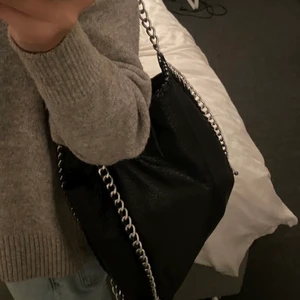 Tiamo väska - STOR  - säljer igen pga oseriös köpare , Väskan är använd men i bra skick bara att dragkedjorna är lite rostiga 