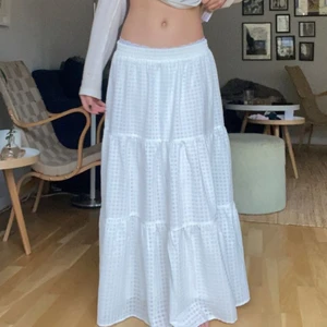 lång kjol  - såå fin kjol från h&m, köpte den för ungefär ett år sedan men den är bara använd ett fåtal gånger. (orginal priset var runt 300kr) står strlk M men passar bra lågmidjat på mig som är xs 💞 köparen står för frakt (45-66kr någonstans)