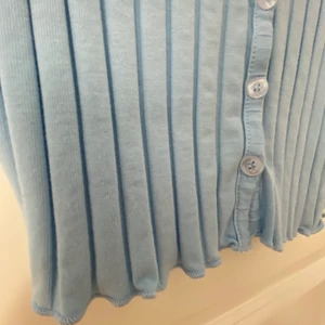 Ribbad tröja med knappar  - Storleken är en M men själv tycker jag att det är en S, beror på hur man vill att den ska sitta på😍