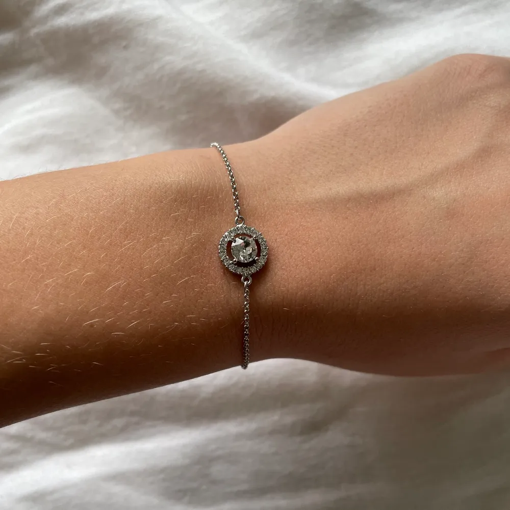 Silvrigt armband från Lily and rose som är använt cirka 5 gånger och helt i nyskick. Nypris är 330kr💓. Övrigt.