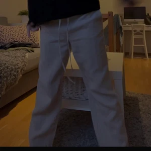 Linnebyxor - Ett par slutsålda linnebyxor från hm i nyskick!!! Endast använda 1 gång därför är de ännu inte tvättade(men tvättas såklart innan jag säljer) Hör av er för fler bilder eller möjligtvis frågor!