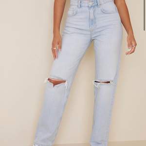 Raka jeans med hål i från Gina tricot, storlek 38 (normala i storleken)