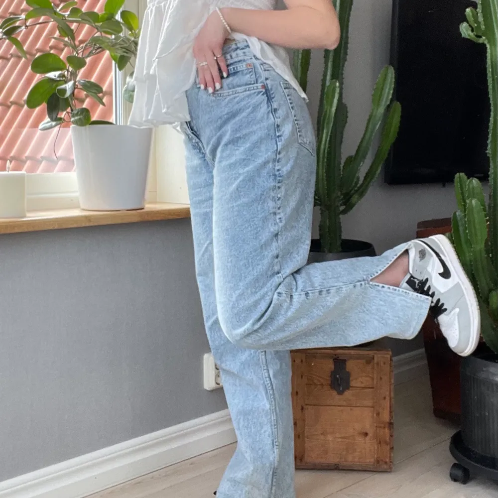 Super fina Ljus blå jeans! 💙 andvända få gånger model har storlek S/M och byxorna är S🤍 har en slits längst ner🤍 . Jeans & Byxor.