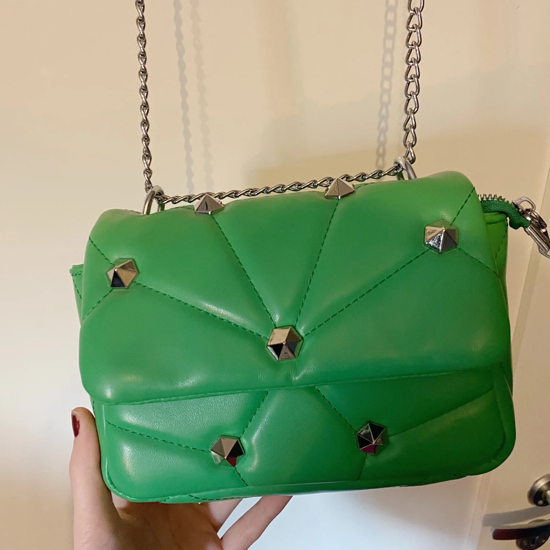 Grön väska med nitar  - 90