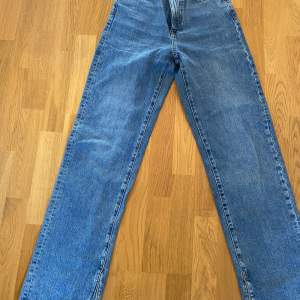 Ett par blåa högmidjade extra långa jeans i storlek 34 från lindex. Dom ör använda endast 2 gånger och är i väldigt fint skick. Dom har en slits längst nere vid foten. Säljer dom på grund av att jag har för många jeans och får helt enkelt ingen användning av dom.