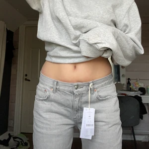 Lågmidjade gråa jeans - Säljer min helt nya och oanvända Lågmidjade jeans från Gina. Väldigt fina men kommer inte till användning. Dessa är i storlek 40 men sitter snyggt oversized på mig som brukar ha 36/38. Hör av er vid fler frågor! 