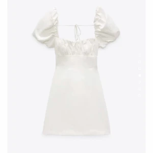 LINNEKLÄNNING - säljer dessa helt nya linneklänningar i stl M och L! De är slutsålda och helt oanvända, endast provade! Säljer då de inte riktigt passade mig, men sååå fina till studenten!! Kan tyvärr inte skicka bilder på hur de sitter på mig men kan absolut skicka bilder på klänningen vid intresse💞💞 STORLEK M ÄR SÅLD