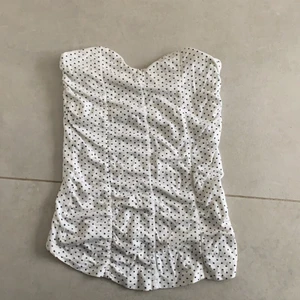 Korsett-inspirerad  - En topp som är lik en korsett eftersom den har liknande sömmar☀️